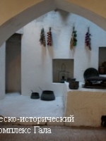 На территории парка были собраны и восстановлены археологические и архитектурные памятники Азербайджана и в особенности Апшеронского полуострова.