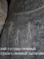 История на скалах - Гобустан. Петроглифы с изображением пляшущих людей на скалах Гобустана. III—II тысячилетий до н. э. В Гобустане насчитывается около 6000 рисунков, которые создавались со времен мезолита и по средние века. Но периодом расцвета первобытного искусства Азербайджана считается эпоха бронзы (IV—II тысячелетия до н. э.), когда наиболее полное выражение получили многовековой жизненный опыт древних племён, их культово-религиозные и эстетические взгляды.