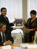 В дар Челябинской областной юношеской библиотеке от АКЦ «Озан». Интеллектуальная игра «Что? Где? Когда?» в рамках проекта «Диалог национальностей» в Челябинской областной юношеской библиотеке, 16.11.2010г.