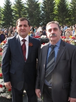 Председатель АКЦ "Озан" Рафаил Кулиев и председатель еврейского центра Абрам Гун на торжественном митинге у Вечного Огня на Аллее Славы, 09.05.2012