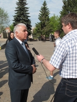 Отвечая на вопросы СМИ. Председатель совета старейшин АКЦ "Озан" Акиф Ширинов. Торжественный митинг у Вечного Огня на Аллее Славы, 09.05.2012