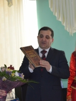 В подарок старшему тренеру женской сборной России по тхэквондо Дмитрию Тарасову от АКЦ "Озан": II часть книги "Шелковый путь дружбы. Диалог культур:Челябинск - Баку". Праздник дружбы народов «Диалог культур: Челябинск – Баку», посвященный I Европейским играм в Баку, 25.06.2015 г.