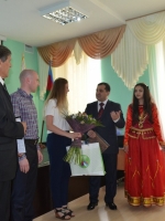 Подарки от АКЦ Озан для Анастасии Барышниковой, обладательницы золотой медали I Европейских игр в Баку, чемпионки Европы по тхэквондо и ее тренера Дмитрия Тарасова. Праздник дружбы народов «Диалог культур: Челябинск – Баку», посвященный I Европейским играм в Баку, 25.06.2015 г.