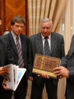 Шёлковый путь дружбы: диалог культур. Челябинск-Баку" и выпуски газеты "Озан" в дар от председателя ЧООО АКЦ "Озан" Р. Р. Кулиева министру культуры и туризма Азербайджанской Республики Абульфасу Гараеву.Дни культуры Челябинской области в Баку 5.07.2006 г.