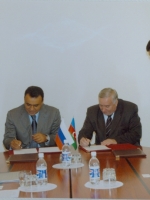 Подписание соглашения о сотрудничестве министром экономического развития Азербайджанской Республики Г. Бабаевым и зам. Губернатора Челябинской области В. Буравлёвым.Дни культуры Челябинской области в Баку 5.07.2006 г.