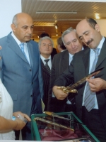 Оружие в стиле златоуст. Знакомство с выставкой «Искусство Южного Урала» (министр культуры и туризма Азербайджана Абульфас Гараев). Дни культуры Челябинской области в Баку 5.07.2006 г.