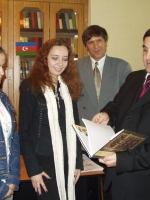 Вручение автором книги «Шёлковый путь дружбы. Диалог культур: Челябинск-Баку» победительнице Этери Мамедовой. «Диалог национальностей» - интеллектуальная игра «Что? Где? Когда?» 29.10.2004 г.