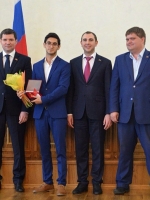 Награждение руководителя комитета по молодежи ЧООО АКЦ "Озан" и ЧРО "АМОР" Илькина Мусаева премией от Законодательного Собрания Челябинской области за координацию проекта «Международный прорыв» и «Герой нашего времени» Челябинского Регионального отделения Всероссийской общественной организации «Молодой Гвардии Единой России», непосредственное участие выпуска «Дневник ветерана: непридуманная история войны» и за активное участие в подготовке и проведении детских, молодежных, спортивных мероприятий города Челябинска, 27.06.2016