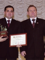 Национальная премия «Достойному гражданину – благодарная Россия»,28.10.2005. На вручении: Председатель ЧООО АКЦ «Озан» Рафаил Кулиев с сенатором Евгением Елисеевым в Колонном зале Дома Союзов
