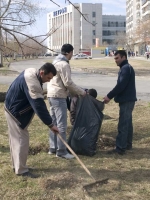 Оглянувшись вокруг, хочется видеть чистый город . АКЦ "Озан" на субботнике. Челябинск, 19, 24.04.2008 г.