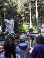 У могилы Муслима Магомаева. Визит южноуральской делегации одаренных детей проходит в рамках соглашения между Министерством культуры Челябинской области и Министерством культуры и туризма Азербайджана, а также Меморандума о сотрудничестве. 7-12.05.2011 г.