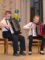 «Цып, цып, мои цыплятки» в исполнении Максима Колесника и Потапенко Карины. Детская школа искусств № 5, г. Челябинска. III Челябинский областной фестиваль – конкурс детского и юношеского творчества «Россия – Азербайджан: на крыльях дружбы», Челябинская Государственная Академия Искусств и Культуры, 20.05.2015