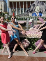 На празднике цветов: Завьялова Дарья, Акатьева Ангелина, Архиреева Анна (слева направо). Победители фестиваля – конкурса детского и юношеского творчества «Россия — Азербайджан: на крыльях дружбы», посвященного 90-летию общенационального лидера Азербайджана Гейдара Алиева в г. Баку, 14.05.2013