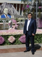 Председатель АКЦ "Озан" Рафаил Кулиев на празднике цветов. Поездка победителей фестиваля – конкурса детского и юношеского творчества «Россия — Азербайджан: на крыльях дружбы», посвященного 90-летию общенационального лидера Азербайджана Гейдара Алиева в г. Баку, 14.05.2013
