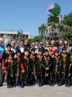 Азербайджанские юные танцоры с представителями делегации. Победители фестиваля – конкурса детского и юношеского творчества «Россия — Азербайджан: на крыльях дружбы», посвященного 90-летию общенационального лидера Азербайджана Гейдара Алиева в г. Баку. 15.05.2013