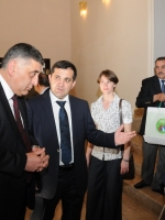 Страна Огней в работах победителей Фестиваля. Начальник Управления культуры и туризма г. Баку Аликрам Алиев, Председатель АКЦ "Озан" Рафаил Кулиев, обладательница I места в номинации "Живопись" Анна Ржавитина. Победители фестиваля – конкурса детского и юношеского творчества «Россия — Азербайджан: на крыльях дружбы», посвященного 90-летию общенационального лидера Азербайджана Гейдара Алиева в г. Баку, 15.05.2013