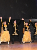 Азербайджанский танец "Яллы" в исполнении победителей фестиваля – конкурса детского и юношеского творчества «Россия — Азербайджан: на крыльях дружбы», посвященного 90-летию общенационального лидера Азербайджана Гейдара Алиева на совместном концерте победителей фестиваля и учеников музыкальных школ г. Баку. Театр песни им. Рашида Бейбутова, г. Баку, 15.05.2013