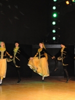 Азербайджанский танец "Яллы" в исполнении победителей фестиваля – конкурса детского и юношеского творчества «Россия — Азербайджан: на крыльях дружбы», посвященного 90-летию общенационального лидера Азербайджана Гейдара Алиева на совместном концерте победителей фестиваля и учеников музыкальных школ г. Баку. Театр песни им. Рашида Бейбутова, г. Баку, 15.05.2013