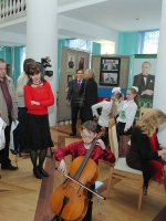 Музыкальный номер перед началом гала-концерта фестиваля – конкурса детского и юношеского творчества «Россия — Азербайджан: на крыльях дружбы», посвященный 90-летию общенационального лидера Азербайджана Гейдара Алиева, 13.05.2013