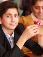 В художественной мастерской. Исполнитель на таре Хейри Мамедли, МБУ ДОД "Детская школа искусств № 5" г. Челябинска, Проект «Шелковый путь дружбы. Диалог культур», 09.09.2014