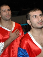 Команда по кик-боксингу и боксу Азербайджана во время исполнения национального Гимна. Международная матчевая встреча Россия-Азербайджан по кик-боксингу и боксу «Спорт против террора», 28.11.2004